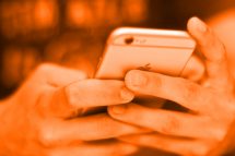 Hombre usa un teléfono para aprender inglés en redes sociales